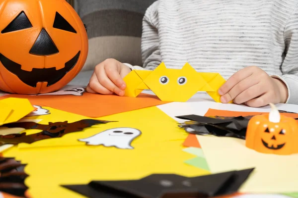 Niño Preescolar Crea Manualidades Murciélagos Papel Origami Halloween Manos Cerca —  Fotos de Stock
