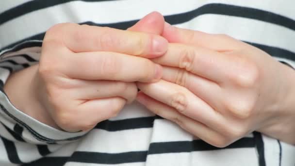 女性は指をこすり 不安とストレス 手のひらの汗をこする — ストック動画
