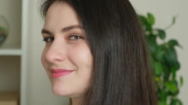 Heureuse Jeune Femme Retourne Regarde Caméra Sourire — Video