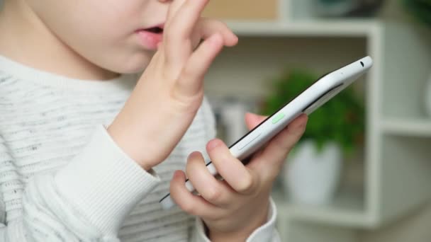 Niño Edad Preescolar Juega Juego Teléfono Inteligente Pasa Los Dedos — Vídeos de Stock