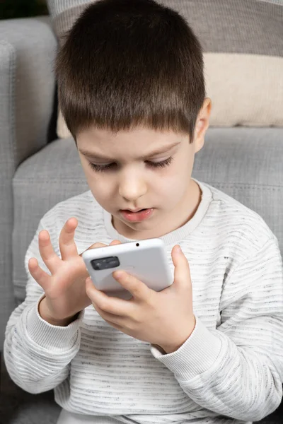 Förskola Pojke Använder Smartphone Spelar Spel Sin Telefon Skärmtid Föräldrakontroll — Stockfoto