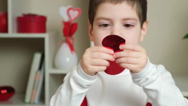 Niedliche Kleine Vorschulkind Spielt Mit Einer Girlande Form Von Herzen — Stockvideo