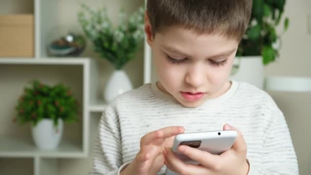 Dziecko Korzysta Telefonu Trzyma Smartfona Ręku Patrzy Ekran Czas Ekranu — Wideo stockowe