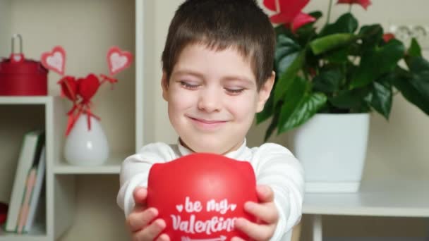 可爱的5岁男孩拿着一个气球 上面的文字是我的情人 微笑着看着摄像机 — 图库视频影像