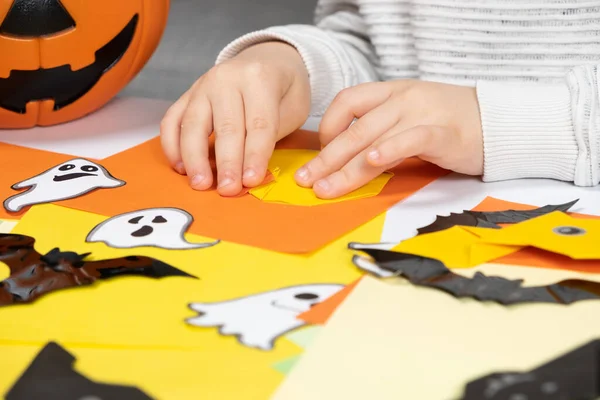 Niño Crea Una Calabaza Papel Origami Para Halloween Preparación —  Fotos de Stock