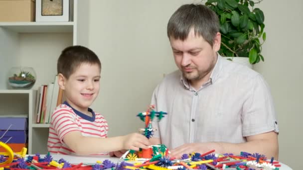 パパと息子は建築家から数字を作ってる 一緒に過ごす時間 子供の生活の中で父の役割 — ストック動画