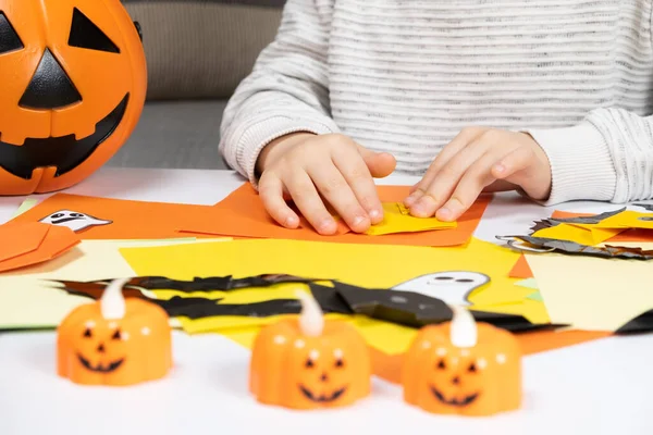 Niño Crea Una Calabaza Papel Origami Para Halloween Preparación —  Fotos de Stock