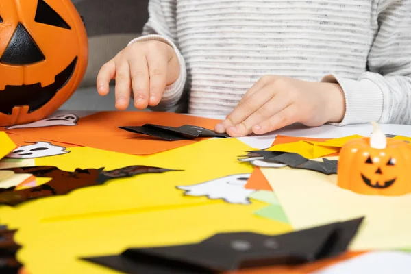 Niño Preescolar Crea Manualidades Murciélagos Papel Origami Halloween Manos Cerca —  Fotos de Stock