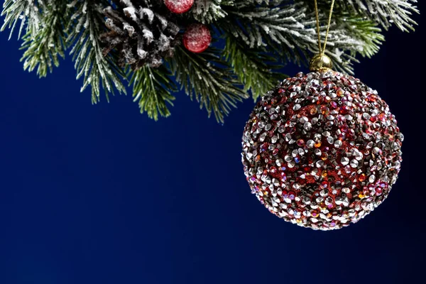 Krásná Lesklá Červená Koule Zasněžené Větvi Vánočního Stromku Pohlednice Nový — Stock fotografie