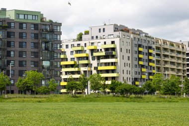 Avusturya, Viyana 'nın rahat bölgesi - ağaçlar arasında yeni modern Avrupa çok katlı evler