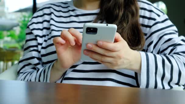 Una Mujer Años Usa Teléfono Inteligente Mientras Está Sentada Una — Vídeos de Stock