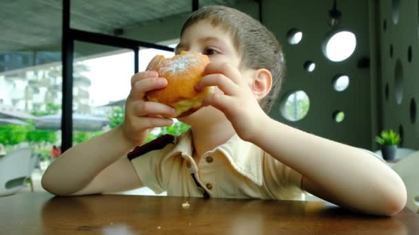 Guapo Niño Años Sonriendo Comiendo Donut Café Comida Para Bebés — Vídeo de stock