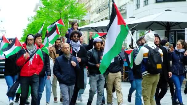 Мая 2023 Года Вена Австрия Люди Ходят Городу Палестинскими Флагами — стоковое видео