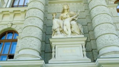 Avusturya, Viyana 'da bir binanın cephesinde heykel, yazı: Asien