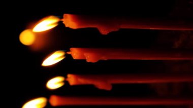 Karanlıkta tapınakta bir sürü yanan mum var. Din, dua ve Tanrı kavramı.