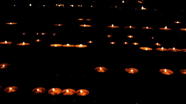 Πολλά Αναμμένα Κεριά Στο Ναό Στο Σκοτάδι Έννοια Της Θρησκείας — Αρχείο Βίντεο