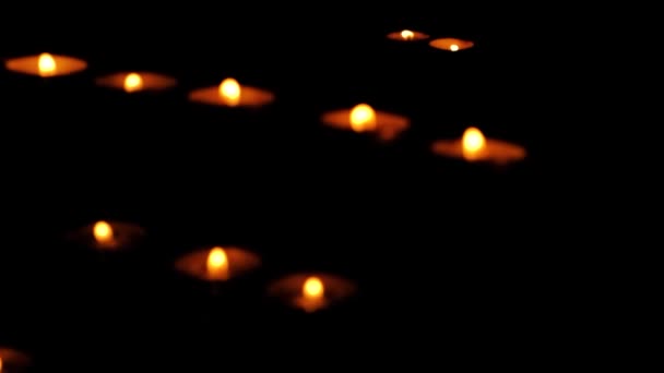 Много Горящих Свечей Храме Темноте Понятие Религии Молитвы Бога — стоковое видео