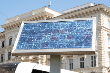 Viyana, Avusturya 'da yol boyunca sokağın ortasında güneş paneli bataryası.