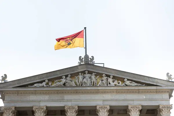 Burgenlandská Vlajka Budově Rakousku Proti Obloze — Stock fotografie