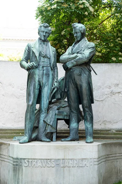 位于维也纳市政厅公园的纪念碑大街 2023年5月29日 奥地利 维也纳 — 图库照片