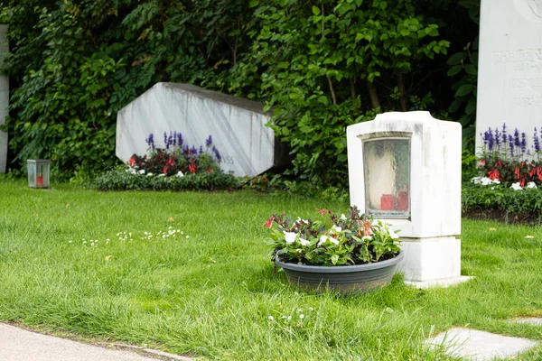 Avusturya Daki Viyana Merkez Mezarlığındaki Mezar Taşları — Stok fotoğraf