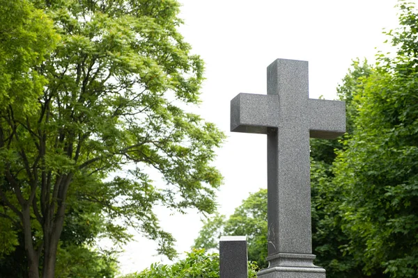 Een Oud Kruis Begraafplaats Tegen Achtergrond Van Bomen Lucht — Stockfoto