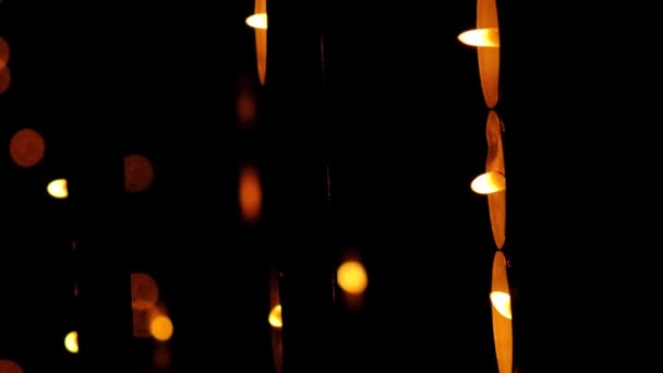 在天主教堂里焚烧蜡烛 垂直录像 — 图库视频影像