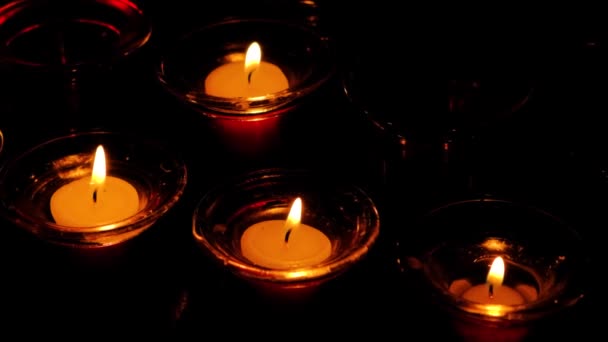 Κάψιμο Κεριών Κόκκινα Κηροπήγια Στο Σκοτάδι Αργή Κίνηση — Αρχείο Βίντεο