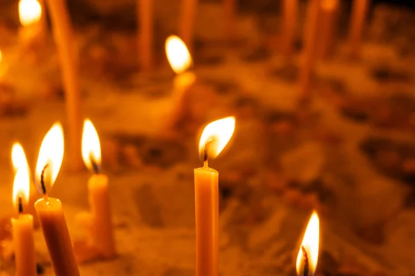 Brûler Des Bougies Dans Une Église Catholique Chrétienne — Photo