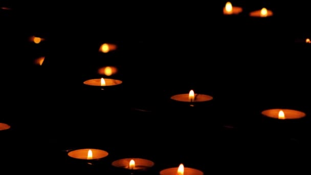 Πολλά Αναμμένα Κεριά Στο Ναό Στο Σκοτάδι Έννοια Της Θρησκείας — Αρχείο Βίντεο