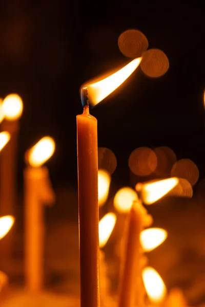 Viele Brennende Kerzen Tempel Dunkeln Das Konzept Von Religion Gebet — Stockfoto