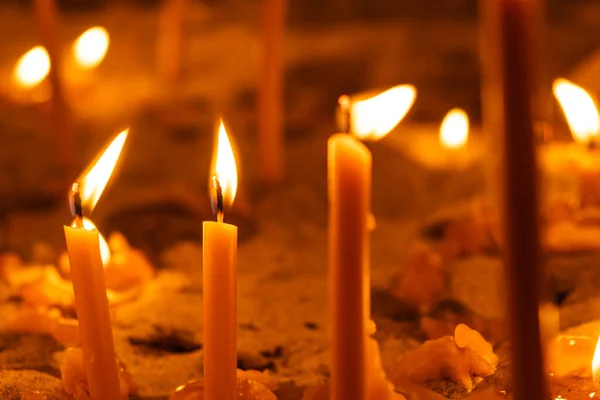 Płonące Świece Kościele Ciemnym Tle Idea Modlitwy Religii — Zdjęcie stockowe