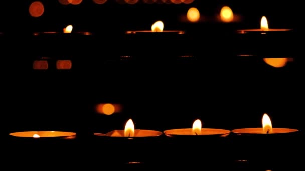 Veel Brandende Kaarsen Tempel Het Donker Het Concept Van Religie — Stockvideo