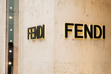 Viyana 'daki Fendi mağazası, Fendi yazısıyla aydınlık tabela. 7 Haziran 2023, Avusturya, Viyana