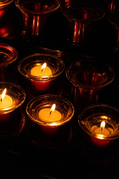 Горящие Свечи Красных Подсвечниках Темноте — стоковое фото
