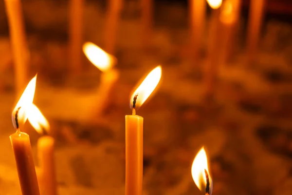 Beaucoup Bougies Brûlantes Dans Temple Dans Obscurité Concept Religion Prière — Photo