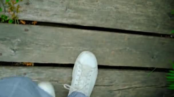 Donna Sneakers Bianche Che Cammina Assi Legno Lungo Uno Stretto — Video Stock