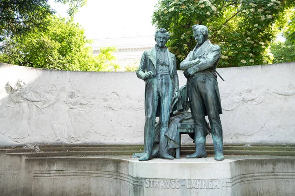 位于维也纳市政厅公园的纪念碑大街 2023年5月29日 奥地利 维也纳 — 图库照片