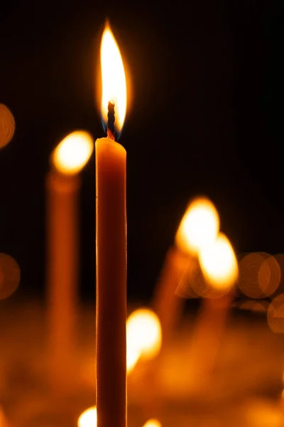 Зажигание Свечей Церкви Тёмном Фоне Идея Молитвы Религии — стоковое фото