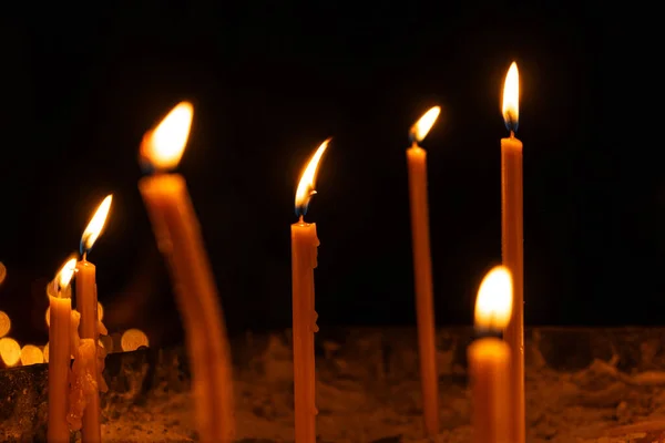 Зажигание Свечей Церкви Тёмном Фоне Идея Молитвы Религии — стоковое фото