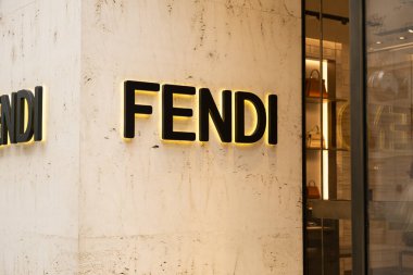 Viyana 'daki Fendi mağazası, Fendi yazısıyla aydınlık tabela. 7 Haziran 2023, Avusturya, Viyana