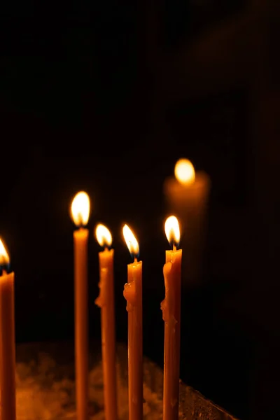 在黑暗中 庙里有很多蜡烛在燃烧 祈祷和上帝的概念 — 图库照片