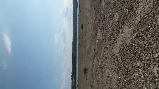 从Zaporizhia的第聂伯河底部看 由于Kakhovka水电站的爆炸 该河流已经变得浅薄 — 图库视频影像