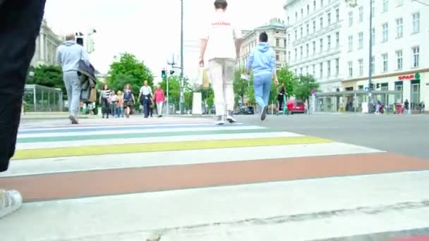Pessoas Atravessam Estrada Uma Travessia Pedestres Zebra Multicolorida Junho 2023 — Vídeo de Stock
