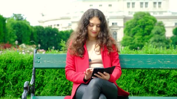 Kvinna Använder Sin Telefon När Hon Sitter Bänk Parken — Stockvideo