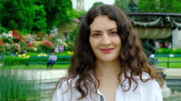Parkta Dikilirken Kameraya Bakarken Gülümseyen Yaşındaki Esmer Kadının Portresi — Stok video