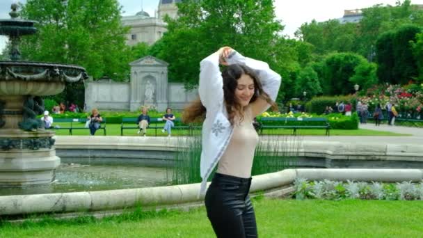 Güzel Esmer Kadın Yazın Parkta Ellerini Kaldırarak Kendi Etrafında Dönüyor — Stok video