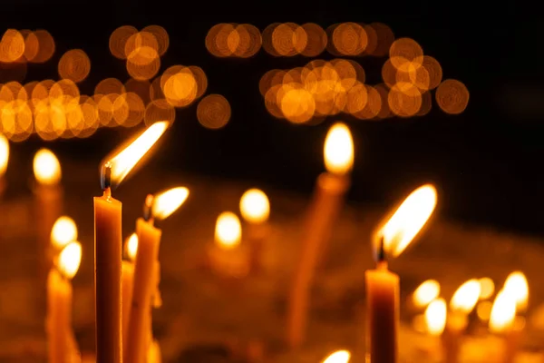 Banyak Lilin Yang Terbakar Kuil Dalam Gelap Konsep Agama Doa — Stok Foto