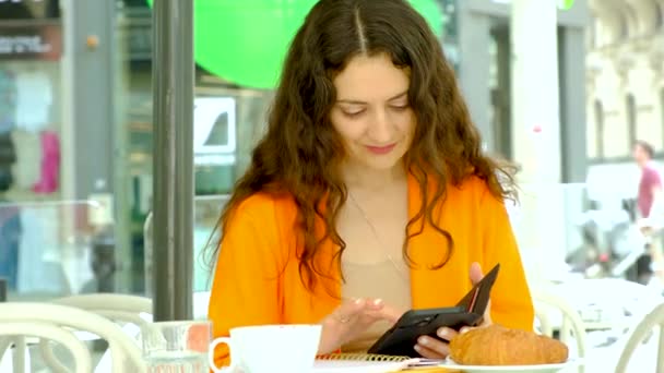 Тридцатилетняя Брюнетка Пользуется Телефоном Сидя Кафе Открытом Воздухе — стоковое видео