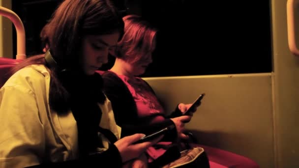 Dospívající Dívka Žena Jezdit Metrem Používat Mobilní Telefony Podívejte Obrazovky — Stock video